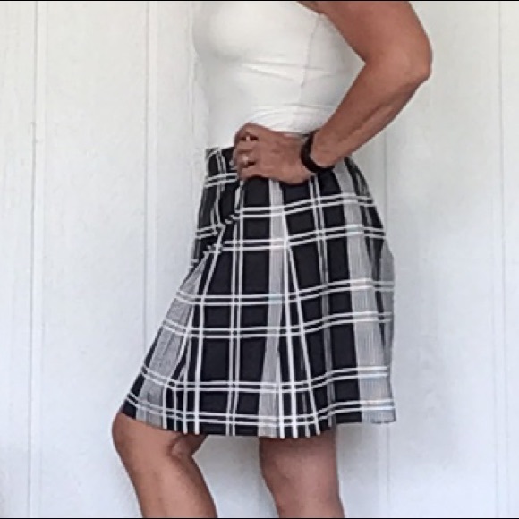 BANANA REPUBLIC BLACK AND WHITE FLARED SKIRT SIZE 8 - Picture 4 of 9